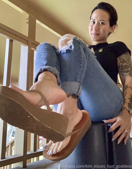 Kim_kisses_foot_goddess