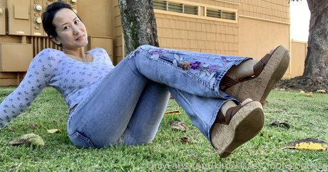 Kim_kisses_foot_goddess