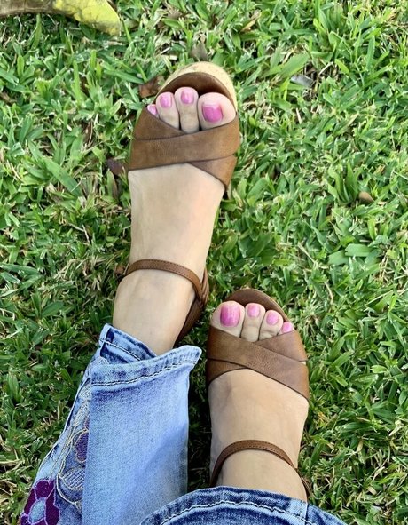 Kim_kisses_foot_goddess