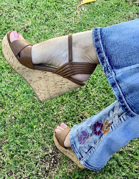 Kim_kisses_foot_goddess