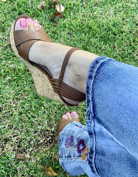 Kim_kisses_foot_goddess