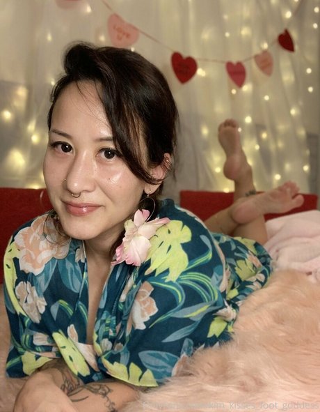 Kim_kisses_foot_goddess