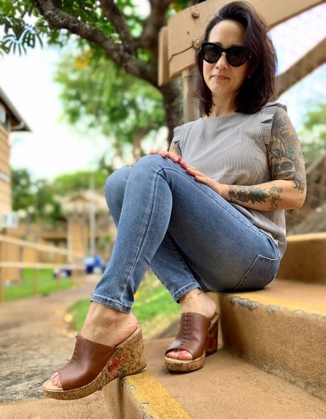 Kim_kisses_foot_goddess