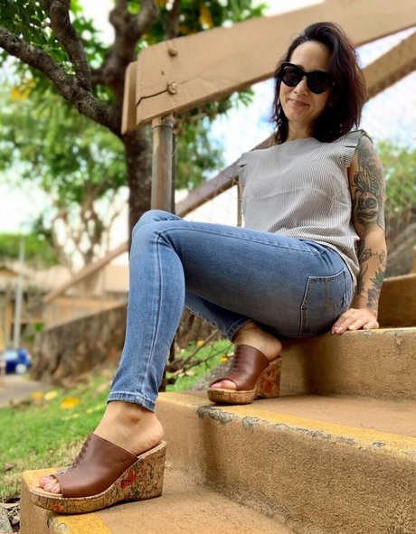 Kim_kisses_foot_goddess