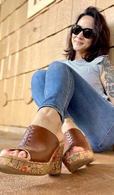 Kim_kisses_foot_goddess