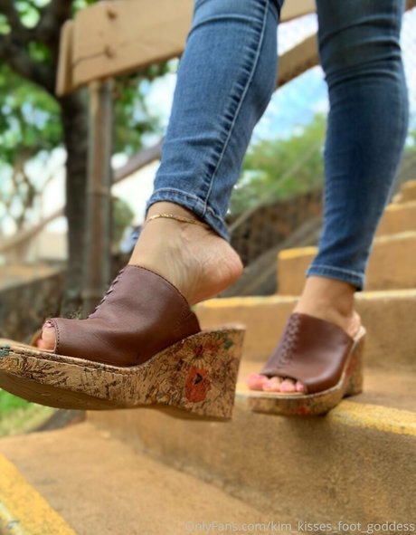 Kim_kisses_foot_goddess