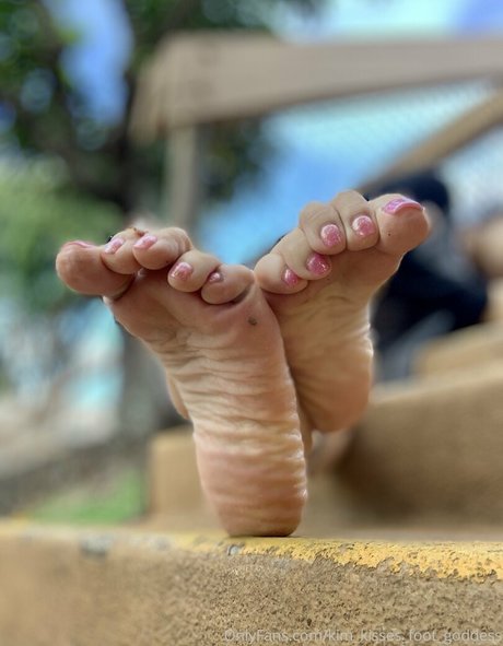 Kim_kisses_foot_goddess