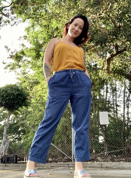 Kim_kisses_foot_goddess