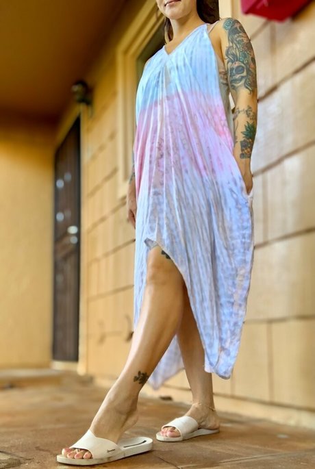 Kim_kisses_foot_goddess