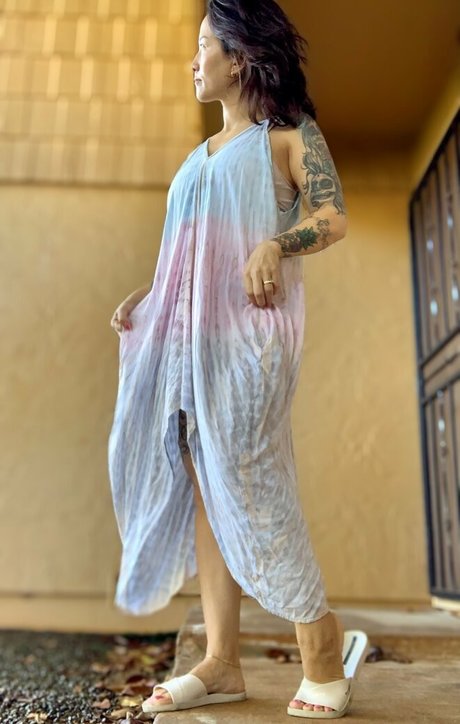 Kim_kisses_foot_goddess