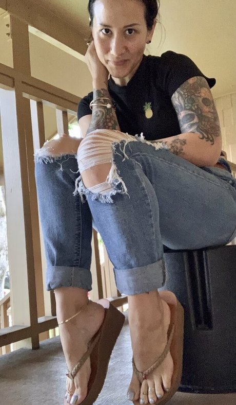 Kim_kisses_foot_goddess