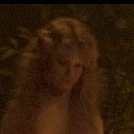 Jennifer Jason Leigh