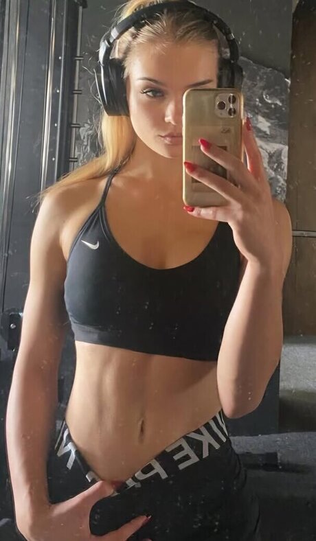 Nagie wyciekłe zdjęcie OnlyFans od Thatsvroni