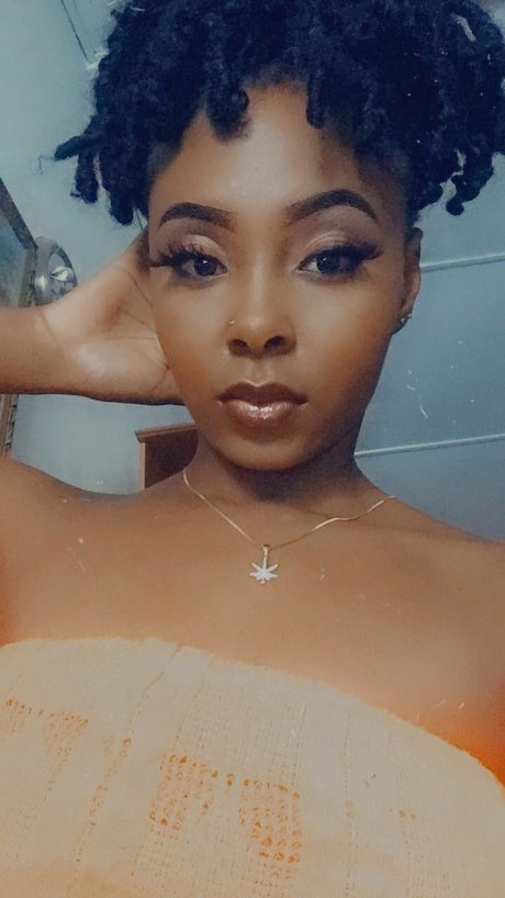 Nagie wyciekłe zdjęcie OnlyFans od Trina Petite Doll