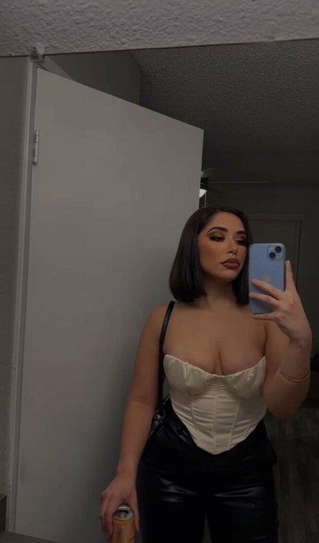 Nagie wyciekłe zdjęcie OnlyFans od Emelyelenaa