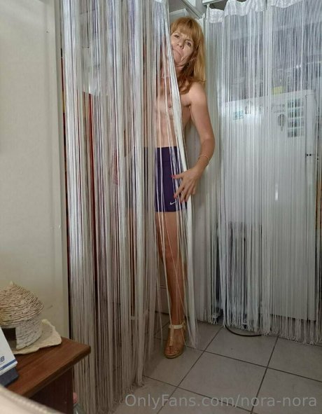 Naked_nora