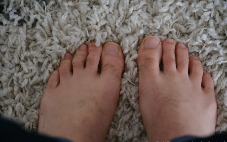 Male_feet_uk