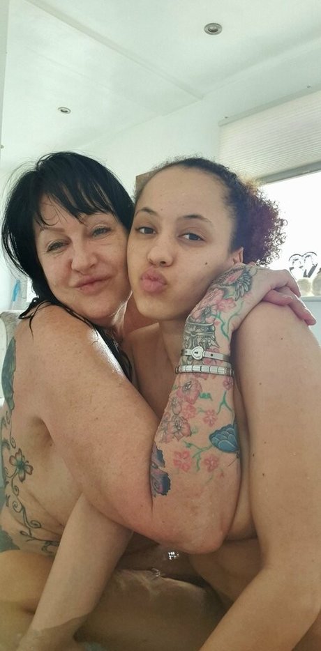Nagie wyciekłe zdjęcie OnlyFans od Mumvsdaughter