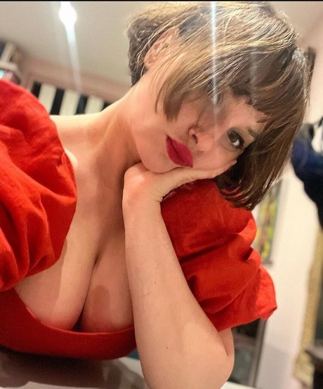 Gizzi Erskine