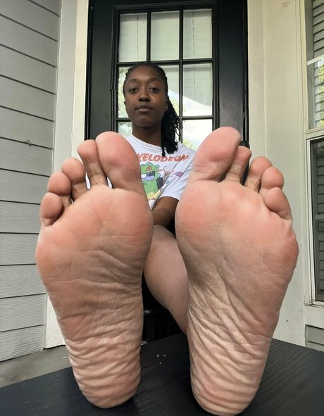 Littleebonyfeet