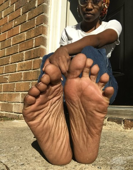 Littleebonyfeet