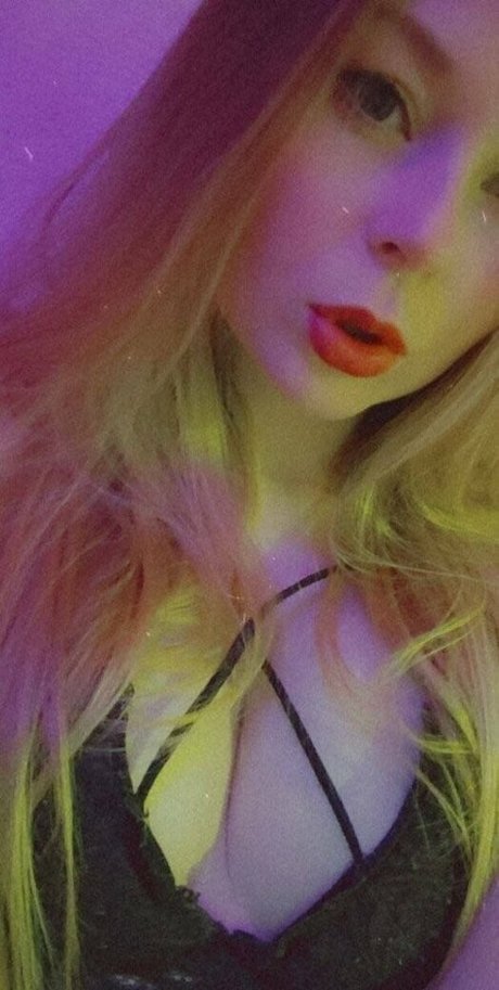 A_tendergirl_vialeti