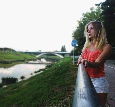 A_tendergirl_vialeti