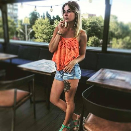 A_tendergirl_vialeti