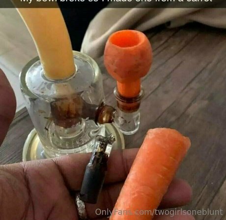 Twogirlsoneblunt